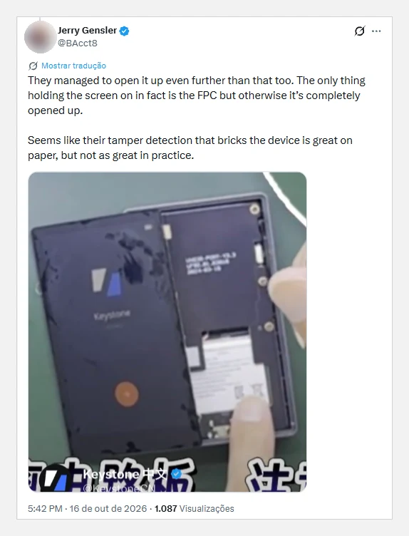Print do post de Jerry Gensler com quadro do vídeo da Keystone mostrando o aparelho aberto e a tela presa só pelo cabo flexível