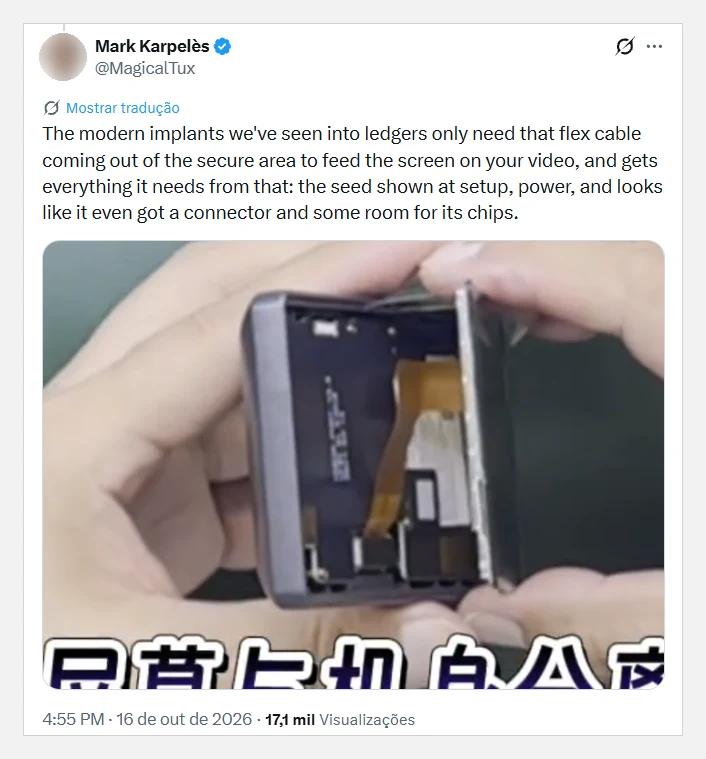 Print do post de Mark Karpelès com imagem da Keystone aberta mostrando o cabo flexível da tela saindo da área protegida